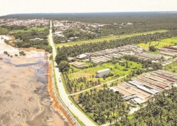 PEMANDANGAN dari udara tapak ternakan babi yang terletak berhampiran pantai dicemari dengan bahan kumbahan haiwan tersebut dalam tinjauan pusat ternakan babi di Tanjung Sepat yang menjejaskan penduduk setempat. - UTUSAN/MUHAMAD IQBAL ROSLI