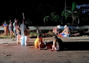 ANGGOTA bomba  mengeluarkan mangsa kemalangan dari bawah penghadang besi tepi jalan di tempat kemalangan.