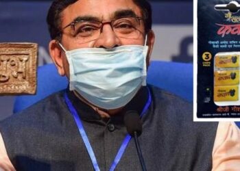 VALLABHBHAI Kathiria menunjukkan ‘cip tahi lembu’ yang boleh digunakan untuk mengurangkan radiasi telefon bimbit. - AGENSI