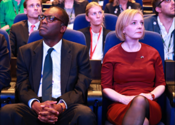 PEMECATAN Kwasi Kwarteng oleh Liz Truss disifatkan memburukkan lagi situasi politik dan ekonomi di Britain. - AGENSI