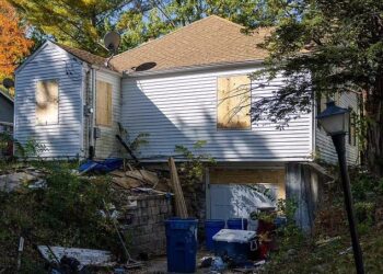 RUMAH yang menjadi tempat seorang wanita dikurung dan dijadikan hamba seks oleh suspek di Excelsior Springs. - AGENSI