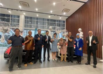 JAY Khairy Jeremy Abdullah (empat dari kiri) bersama pemenang-pemenang Cabutan Bulanan BSN SSP-BMW di Auto Bavaria Jalan Tun Razak Kuala Lumpur. - UTUSAN/NUR NAZLINA NADZARI
