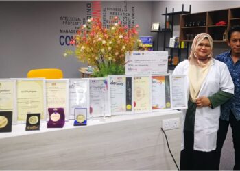 AIDA Azmi dan suami, Mohd. Rawi Ahmad bersama anugerah yang diterima UnaCoffee keluaran syarikatnya, Fav Food Industries di Shah Alam, baru-baru ini. – UTUSAN/ABDUL RAZAK IDRIS