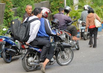 POLIS menahan seorang suspek yang didakwa mengedar dadah menggunakan perkhidmatan e-hailing di Jakarta, Indonesia. - AFP