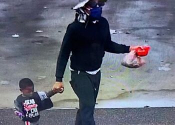 RAKAMAN CCTV menunjukkan kanak-kanak kecil itu ditinggalkan oleh seorang lelaki. - AGENSI