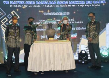 BUNG Moktar (dua kanan) menerima cenderamata daripada Ali Ahmad (dua kiri) semasa perasmian majlis pengiktirafan dan penghargaan JKR 2021 di Kota Kinabalu hari ini.