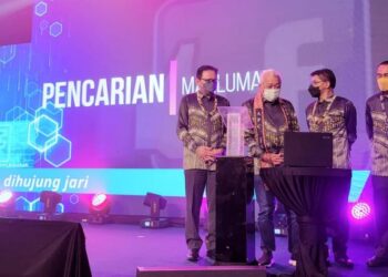 BUNG Moktar (dua kiri) bersama pegawai kanan JKR semasa melancarkan laman sesawang JKR Sabah yang baharu di Kota Kinabalu hari ini.