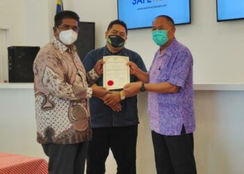 RAMLAN Merican Naina Merican (kiri) menerima sijil penyertaan LTA daripada Juhari Bulat (kanan) pada majlis prapelancaran SafeTrac di Hotel LTAL, Padang Matsirat, Langkawi hari ini. 
- UTUSAN/NUR AMALINA AZMAN