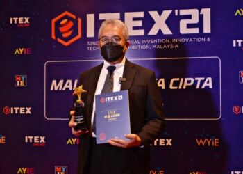 YUSERRIE Zainuddin bersama anugerah ITEX Golden Award apabila meraih pingat emas tertinggi dalam dalam Pameran Reka Cipta, Inovasi dan Teknologi Antarabangsa (ITEX) 2021.