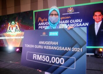 NOORIZAN Mohammed bergambar pada Majlis Penyampaian Anugerah Hari Guru Peringkat Kebangsaan Tahun 2021 di Putrajaya. - UTUSAN/FAISOL MUSTAFA