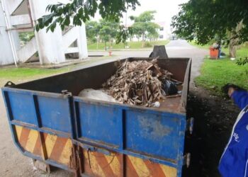 ANUAR Muhammad menunjukkan tempat pembuangan sampah yang menjadi sasaran kera liar mencari makanan di Pasar Besar Paka di Dungun hari ini. - NIK NUR IZZATUL HAZWANI NIK ADNAN