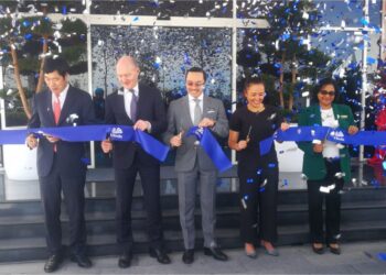 SU Ting Nee (dua, kanan) memotong riben bersama tetamu khas sebagai simbolik perasmian Hab Serantau SEA Vinda dekat kawasan perindustrian Bandar Bukit Raja di Klang, Selangor, semalam. – UTUSAN / ABDUL RAZAK IDRIS