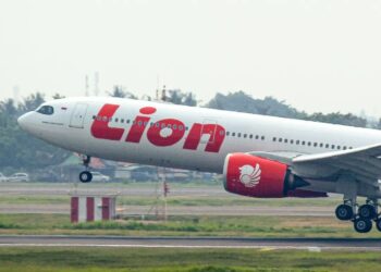 PESAWAT Lion Air tersebut berpatah balik ke Lapangan Terbang Antarabangsa Soekarno-Hatta berikutan satu daripada enjinnya terbakar. - AGENSI