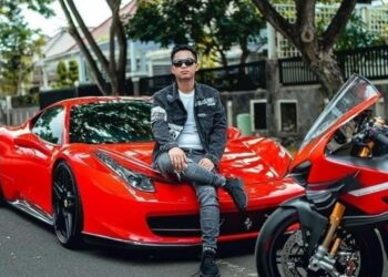 DONI SALMANAN sering bergambar dengan kereta mewah bagi mengaburi mata orang ramai.-INSTAGRAM