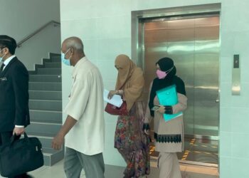 SEORANG wanita (kanan) didenda RM10,000 atas kesalahan memalsukan dokumen di Mahkamah Sesyen Kangar, Perlis hari ini.- UTUSAN/NAZLINA NADZARI