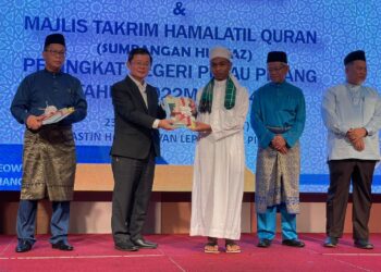 CHOW Kon Yeow ketika menyampaikan bantuan kepada para penerima dalam Majlis Penyampaian Bantuan Sekolah Agama Rakyat dan Sumbangan Huffaz ke-5 Pulau Pinang 2022, di George Town hari ini.