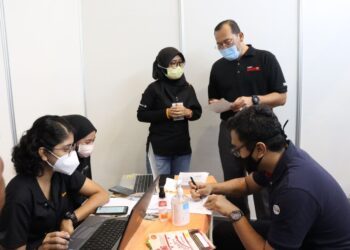MOHD. Khairuddin Othman (berdiri, kanan) melawat program Jelajah Selangor Bekerja 2021 yang sedang berlangsung di Dewan Jubli Perak, Bangunan Sultan Salahuddin Abdul Aziz Shah, Shah Alam, Selangor,  hari ini.
