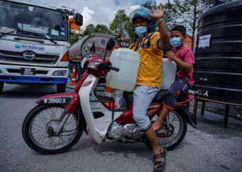 SEORANG penduduk mengisi air daripada tangki air awam yang disediakan di Lorong Raja Muda Abdul Aziz, Kampung Baru, Kuala Lumpur akibat gangguan bekalan air pada 11 November lalu. – UTUSAN/AMIR KHALID