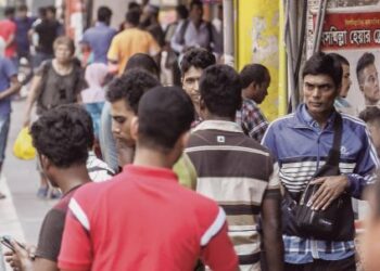 KEMASUKAN pekerja warga Bangladesh tertakluk kepada saringan keselamatan dan kesihatan termasuk pematuhan syarat-syarat Jabatan Imigresen. – GAMBAR HIASAN/UTUSAN