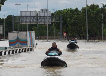 ANGGOTA Majlis Bandaraya Shah Alam (MBSA) mengadakan operasi menyelamatkan mangsa banjir di Seksyen 23, Shah Alam pada Ahad lalu. – UTUSAN/SHIDDIEQIIN ZON