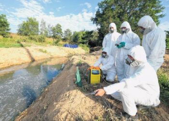 PEGAWAI Jabatan Alam Sekitar (JAS) memeriksa kualiti udara di Sungai Kim Kim, Pasir Gudang, Johor yang tercemar akibat pencemaran sisa kimia pada 2019. – GAMBAR HIASAN/UTUSAN