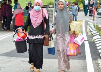 KPT dengan kerjasama CITF giat melaksanakan Program VACC2Campus bagi meningkatkan jumlah warga IPT mendapat vaksinasi lengkap sebelum kampus di buka pada 15 Oktober ini. - GAMBAR HIASAN/UTUSAN