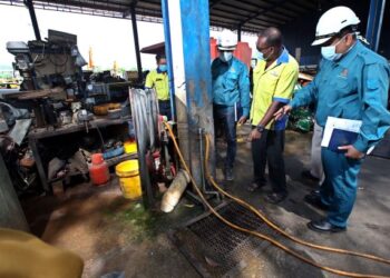 PEGAWAI-pegawai JAS memeriksa binaan tanpa kebenaran di bengkel penyelenggaraan jentera di Rawang, Selangor pada 7 September lalu. –  GAMBAR HIASAN/UTUSAN