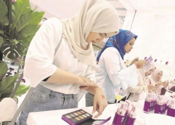 Wanita Kelantan didakwa paling suka membeli produk kecantikan untuk sentiasa kelihatan cantik. – GAMBAR HIASAN/UTUSAN
