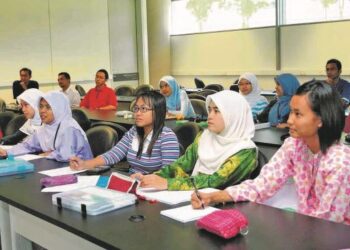 PELAJAR kini kembali memeriahkan suasana kampus dalam sesi pengajaran dan pembelajaran secara bersemuka.
