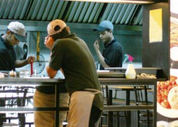 Beberapa sektor terpaksa mengambil pekerja dalam kalangan pendatang asing tanpa izin (PATI) berikutan kurang mendapat sambutan daripada belia tempatan. – GAMBAR HIASAN/UTUSAN