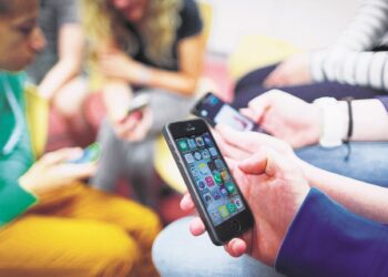 KELEWATAN mendapat maklum balas  terhadap isu-isu atau persepsi semasa yang dibangkitkan oleh netizen melalui media sosial boleh menjejas dan  mencemar imej organisasi.
