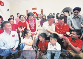 TREND pemberian sampul merah berisi RM10 lebih tinggi ketika sambutan Tahun Baru Cina. - GAMBAR HIASAN