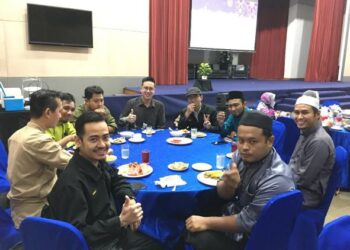 PENULIS (tengah) bersama rakan-rakan di majlis berbuka puasa di Bandar Baru Bangi, Selangor, baru-baru ini.