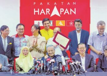BEKAS Perdana Menteri, Tun Dr. Mahathir Mohamad (duduk, tengah) menunjukkan sijil pendaftaran ROS bagi kelulusan Pakatan Harapan (PH) sebagai sebuah parti gabungan empat parti yang sah pada 2018. – GAMBAR HIASAN