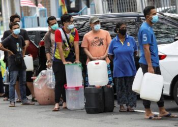 ORANG RAMAI beratur menunggu giliran untuk mengambil bekalan air bersih di Pusat Khidmat Setempat Seksyen 4, Shah Alam, Selangor pada 4 September lalu. – GAMBAR HIASAN/UTUSAN
