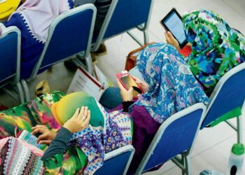 Adakah kita yang dewasa ini ketagih memberi anak bermain telefon pintar walaupun mereka tidak meminta?- GAMBAR HIASAN