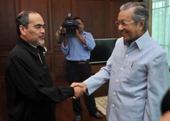 SIDEK Baba (kiri) mengunjungi Tun Dr. Mahathir Mohamad bagi membincangkan tentang isu politik semasa di Yayasan Albukhary,  Kuala Lumpur pada 2013.