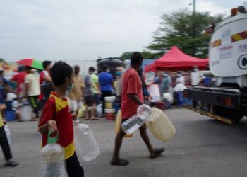 Sebahagian penduduk  termasuk kanak-kanak di sekitar PJS 1 membawa botol kosong untuk mendapatkan air daripada lori tangki Syarikat Air Selangor di Petaling Jaya, Selangor, baru-baru ini.