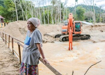 BEBERAPA kawasan perumahan di negara ini dikhuatiri dibina di atas tanah rizab sehingga menyebabkan berlakunya bencana banjir. 
– GAMBAR HIASAN/SHAHIR NOORDIN