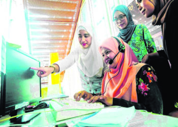 BEKERJA dalam suasana menggembirakan bukan sahaja membuatkan seseorang itu positif tetapi dapat memastikan kesihatan sentiasa berada pada tahap yang baik.-GAMBAR HIASAN/UTUSAN
