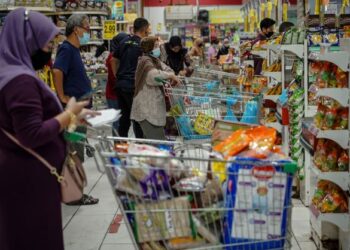 KERAJAAN diminta turut padang selami masalah rakyat yang keluh-kesah kerana kenaikan kos sara hidup. - Gambar hiasan