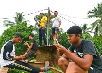 KEBANJIRAN maklumat boleh menyebabkan seseorang sukar membuat keputusan yang rasional. – UTUSAN/SHAIKH AHMAD RAZIF