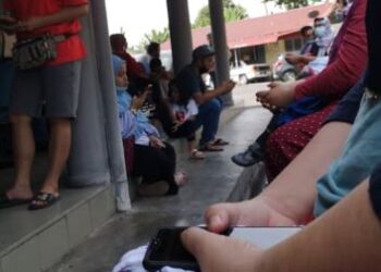 Pesakit terpaksa menunggu giliran di kaki lima klinik ekoran ruang menunggu yang terhad.