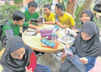 MEMBACA adalah jambatan ilmu yang perlu disuburkan sejak di bangku sekolah.