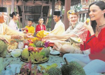 KEPELBAGAIAN agama, budaya dan adat resam perlu menjadi fokus kerajaan dalam menganjurkan sesebuah  program.