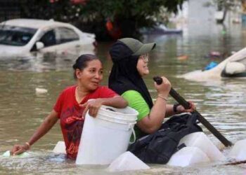 BENCANA banjir di beberapa negeri wajar
dijadikan pengajaran buat para pemimpin agar
lebih peka dengan situasi semasa dan tidak
memandang rendah pandangan daripada pihak
lain. – UTUSAN/ZULFADHLI ZAKI