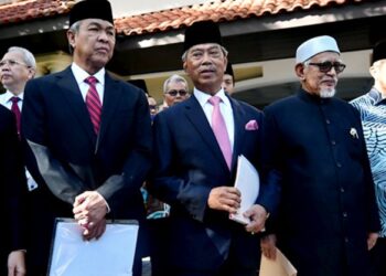 (Dari kiri) Presiden UMNO, Datuk Seri Dr. Ahmad Zahid Hamidi; Presiden Parti Pribumi Bersatu Malaysia (Bersatu), Tan Sri Muhyiddin Yassin dan Presiden Pas, Datuk Seri Abdul Hadi Awang. Adakah penubuhan pakatan politik tanpa disertai wakil bukan Melayu merupakan jajaran politik yang sihat?