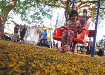 KEALPAAN pihak berwajib untuk melakukan sanitasi secara berskala di taman permainan boleh menjejaskan kesihatan kanak-kanank.-UTUSAN/ZULHANIFA SIDEK