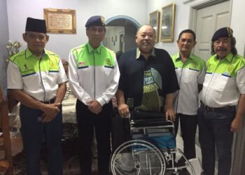 SKUAD 69 bergambar bersama Hassan Ali (tengah) ketika program Singgah Ziarah Kebajikan Skuad 69 di rumahnya di Pandan Indah, Ampang, Selangor, baru-baru ini.