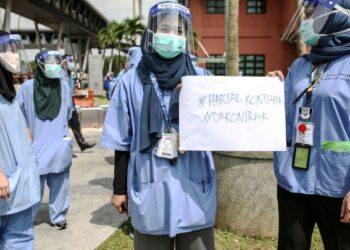 PEGAWAI perubatan yang dilantik secara kontrak sebelum ini mendesak kerajaan memberi jaminan pekerjaan dan prospek kerjaya yang lebih baik kepada mereka. - UTUSAN/ZULFADHLI ZAKI